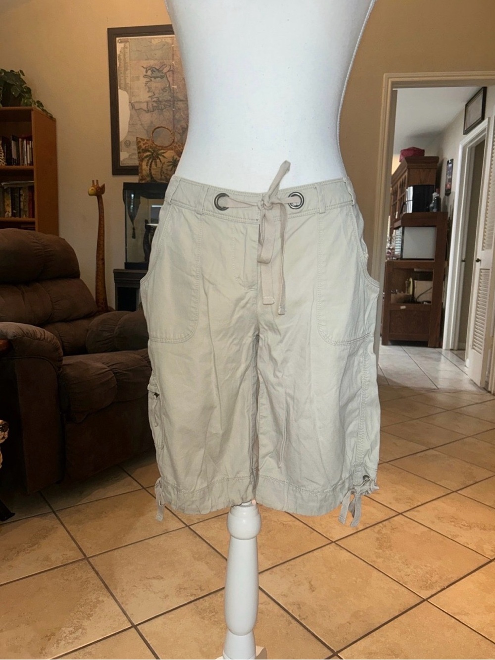 White House Black Market Women’s Beige Cargo Shorts. Size 2